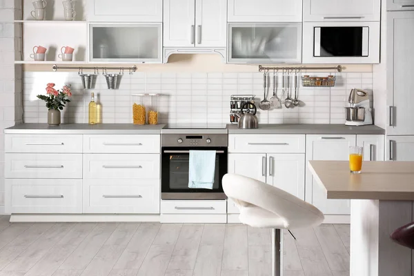 明亮的现代厨房内饰与新烤箱 — 图库照片
