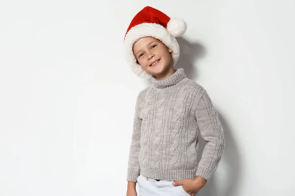 Menino Bonito Camisola Quente Chapéu Natal Fundo Branco — Fotografia de Stock