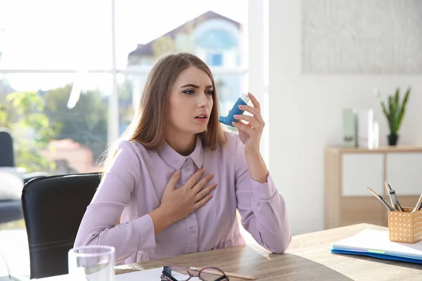 Astım Inhaler Işık Oda Masada Olan Kadın — Stok fotoğraf