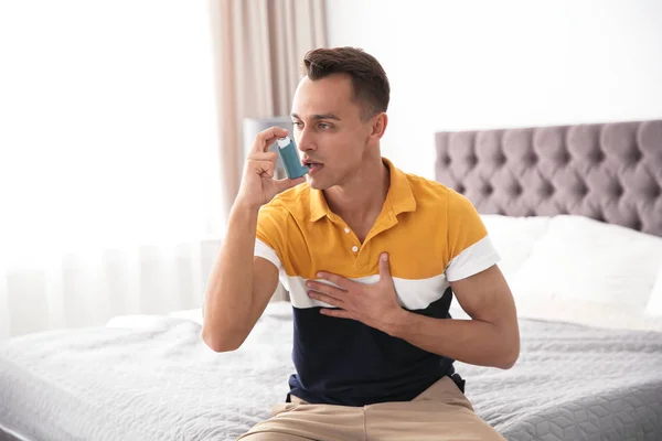 Jeune Homme Avec Inhalateur Asthme Sur Lit Dans Pièce Lumineuse — Photo