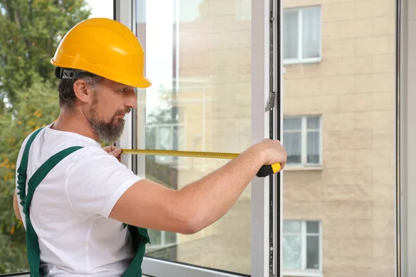 Operaio Edile Installazione Una Nuova Finestra Casa — Foto Stock