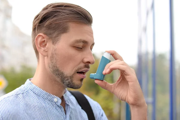 Hombre Usando Inhalador Asma Aire Libre Asistencia Sanitaria — Foto de Stock