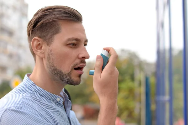Hombre Usando Inhalador Asma Aire Libre Asistencia Sanitaria — Foto de Stock