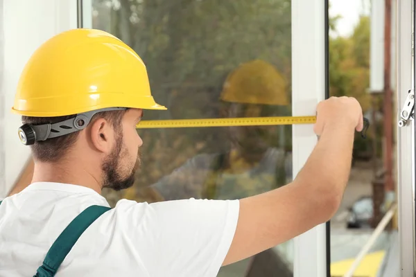 Trabajador Construcción Instalando Ventana Nueva Casa — Foto de Stock