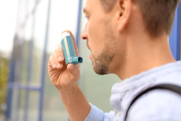 Hombre Usando Inhalador Asma Aire Libre Primer Plano Asistencia Sanitaria — Foto de Stock