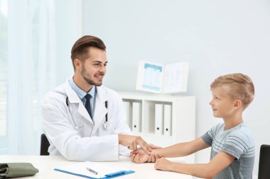 Kontrol küçük çocuğun darbe hastanede doktor