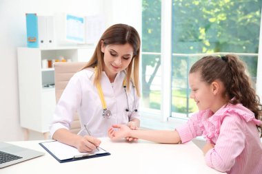 Kontrol küçük kızın darbe hastanede doktor