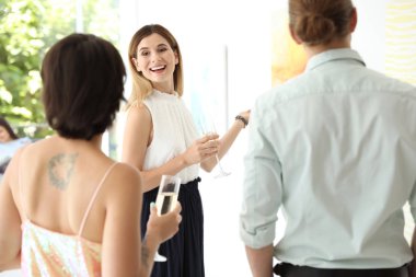 Bir grup insan Sanat Galerisi'ndeki sergi Kılavuzu ile