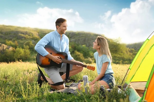 Giovane Uomo Che Suona Chitarra Sua Ragazza Vicino Tenda Campeggio — Foto Stock