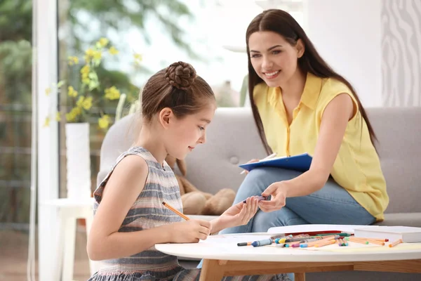 Jeune Psychologue Féminine Travaillant Avec Petit Enfant Bureau — Photo