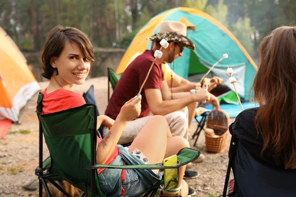 Persone Che Pranzano Vicino Alla Tenda Campeggio All Aperto — Foto Stock