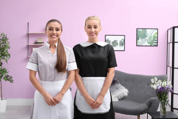 Camareras Profesionales Uniforme Pie Sala Estar — Foto de Stock