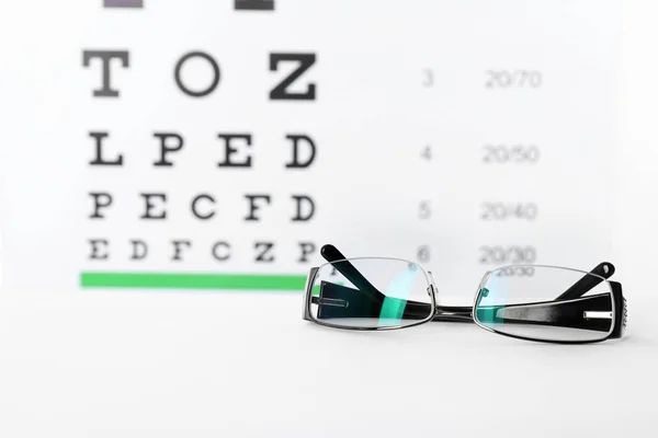 Óculos Com Lentes Corretivas Mesa Contra Gráfico Ocular — Fotografia de Stock