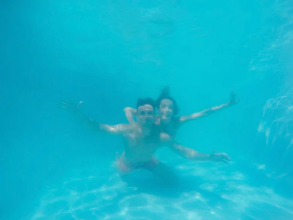 Pasangan Muda Bersenang Senang Bawah Air Kolam Renang — Stok Foto