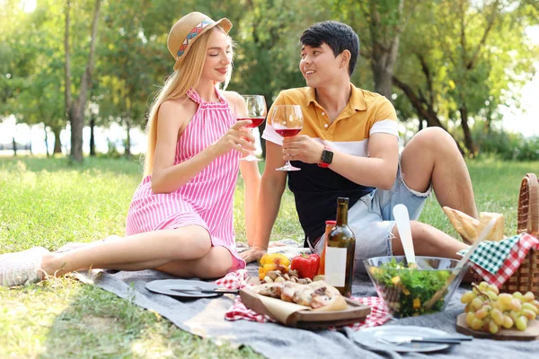 Casal Feliz Com Copos Vinho Sentado Gramado Piquenique Verão — Fotografia de Stock