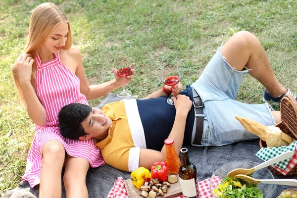 Lyckligt Par Som Har Picknick Parken Solig Dag — Stockfoto