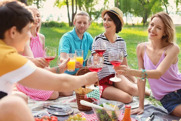 Gelukkige Vrienden Picknicken Het Park Zonnige Dag — Stockfoto