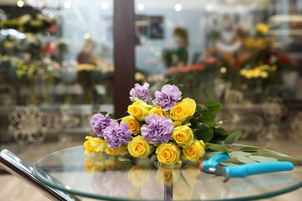 Hermoso Ramo Mesa Tienda Flores Lugar Trabajo Florista —  Fotos de Stock
