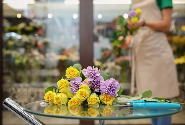 Hermoso Ramo Mesa Tienda Flores Lugar Trabajo Florista — Foto de Stock