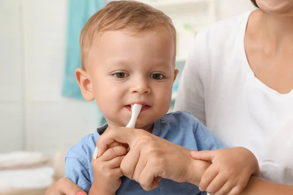 Kvinna Och Hennes Son Med Tandborste Suddig Bakgrund — Stockfoto