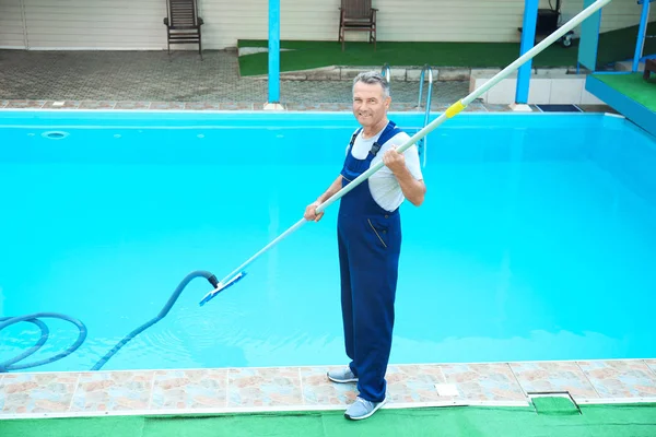 Hombre Trabajador Limpieza Piscina Aire Libre Con Vacío Bajo Agua —  Fotos de Stock