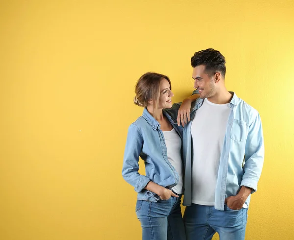 Pareja Joven Ropa Elegante Sobre Fondo Color Camisetas Como Maqueta — Foto de Stock