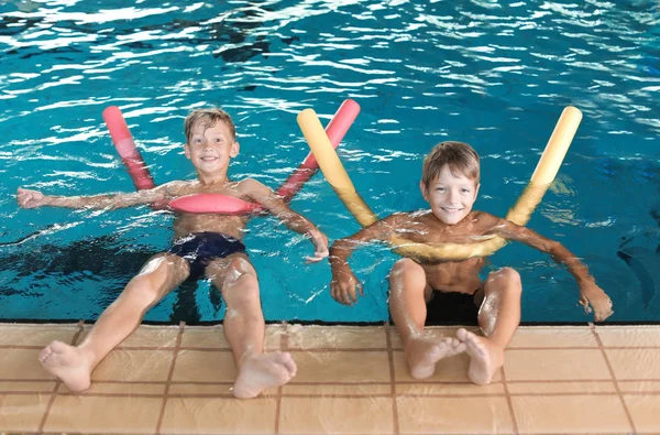 Jongetjes Met Noedels Zwemmen Overdekt Zwembad — Stockfoto