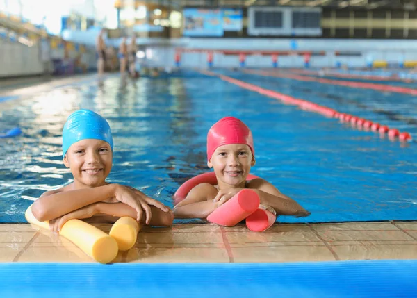 Niños Pequeños Con Fideos Para Nadar Piscina Cubierta — Foto de Stock