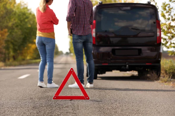 Señal Parada Emergencia Cerca Gente Discutiendo Accidente Coche Carretera Seguro — Foto de Stock