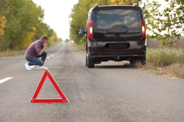 Señal Parada Emergencia Conductor Cerca Coche Roto Carretera Seguro Automóvil — Foto de Stock