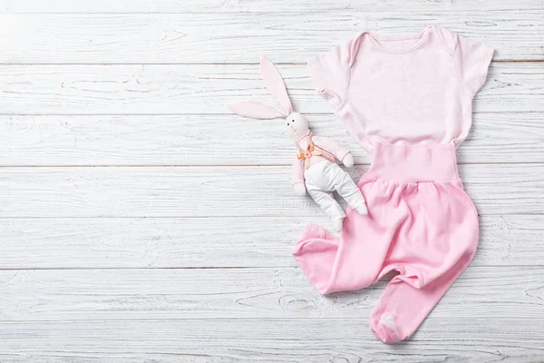 Elegant Babykläder Och Leksak Trä Bakgrund Utrymme För Text — Stockfoto