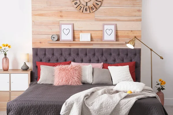 部屋でベッドの上の異なる枕 内部の装飾のためのアイデア — ストック写真