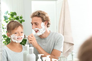 Baba ve oğul birlikte banyoda tıraş
