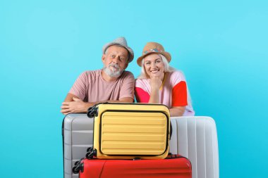 Bavul renk arka plan üzerinde üst düzey çiftle. Tatil seyahat