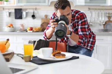 Mutfakta kahvaltı gıda blogger alarak fotoğraf