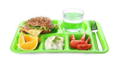 Beyaz arka plan üzerinde sağlıklı gıda ile tepsi hizmet. Okul yemeği