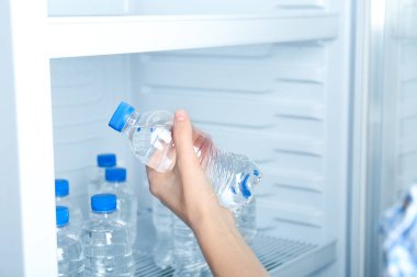 Buzdolabından su alan kadın, yakın plan.