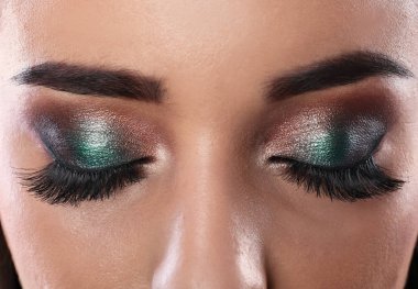 Genç kadın kirpik uzantıları ve güzel makyaj, closeup görünümü ile