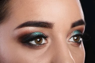 Genç kadın kirpik uzantıları ve güzel makyaj, closeup görünümü ile