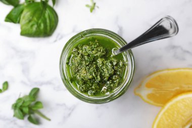 Ev yapımı fesleğen pesto sos cam masada, üstten görünüm