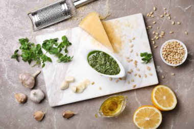 Ev yapımı fesleğen pesto sos ve maddeler tablosundaki düz yatıyordu kompozisyonu