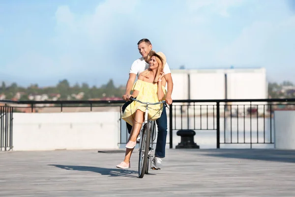 Happy Couple Équitation Vélo Plein Air Jour Ensoleillé — Photo