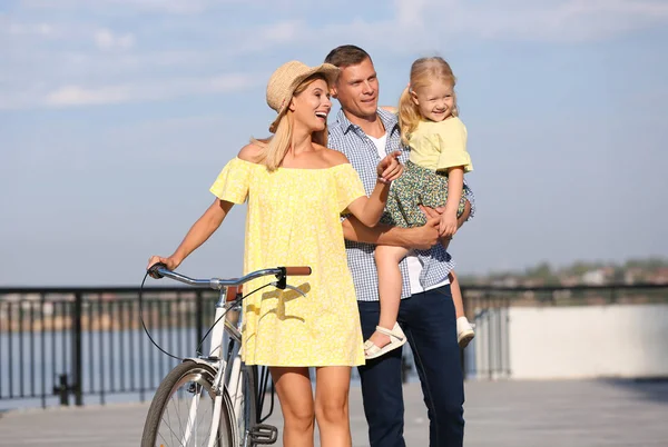 Pareja Feliz Montar Bicicleta Aire Libre Día Soleado — Foto de Stock