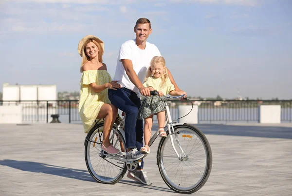 Pareja Feliz Montar Bicicleta Aire Libre Día Soleado — Foto de Stock