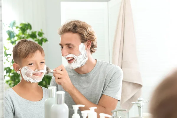 Pai Filho Fazendo Barba Juntos Banheiro — Fotografia de Stock
