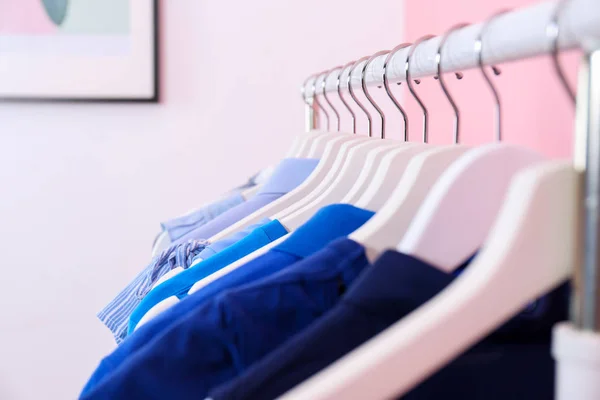 Bright Clothes Hanging Rack Room — Stock Photo, Image