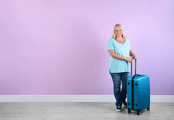 Casal Sénior Com Malas Perto Parede Colorida Viagem Férias — Fotografia de Stock