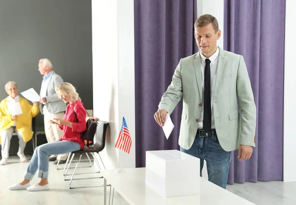 Mann Legt Wahlzettel Wahllokal Urne — Stockfoto