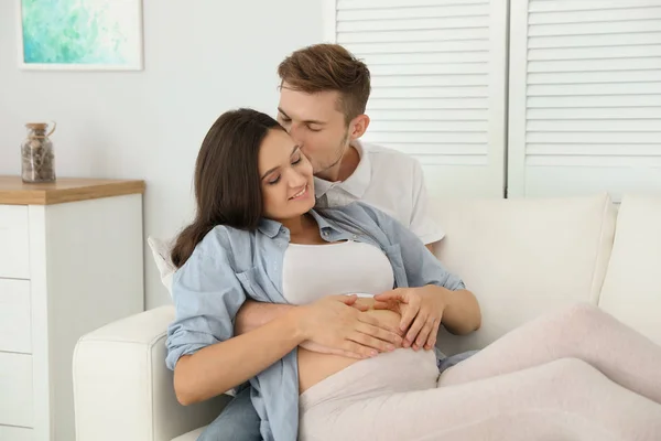 Jovem Marido Sua Esposa Grávida Descansando Sofá Casa — Fotografia de Stock