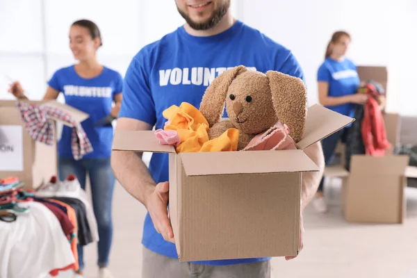 Varón Voluntario Caja Espera Con Donaciones Interior — Foto de Stock